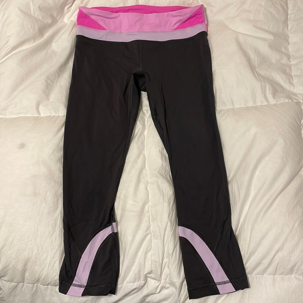 Lululemon cropped leggings in graphite with pink trim